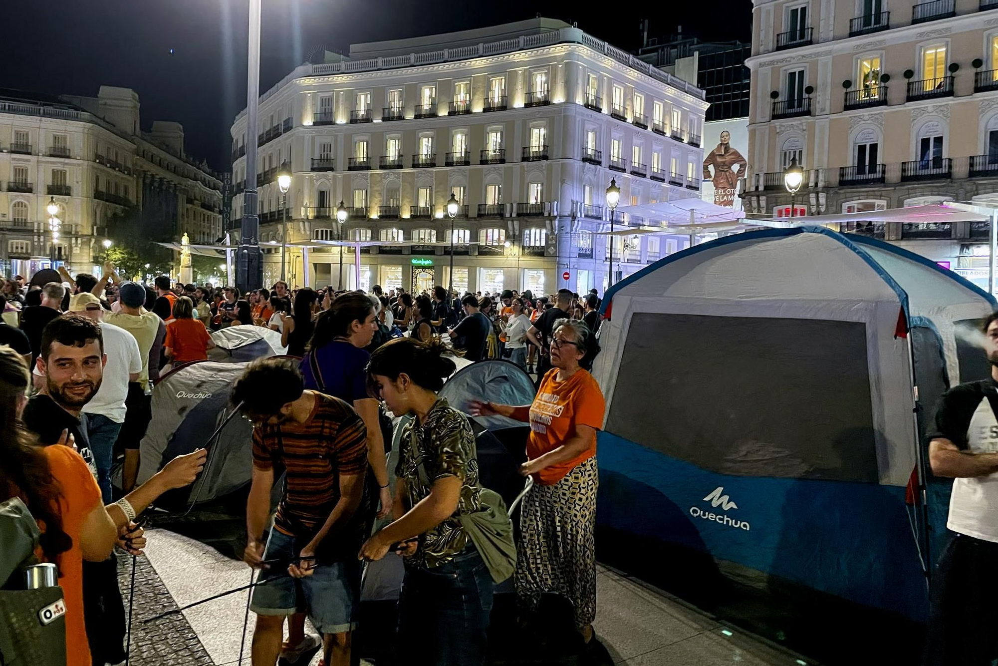 Asistentes a la manifestación instalan sus tiendas en la acampada de la Puerta del Sol