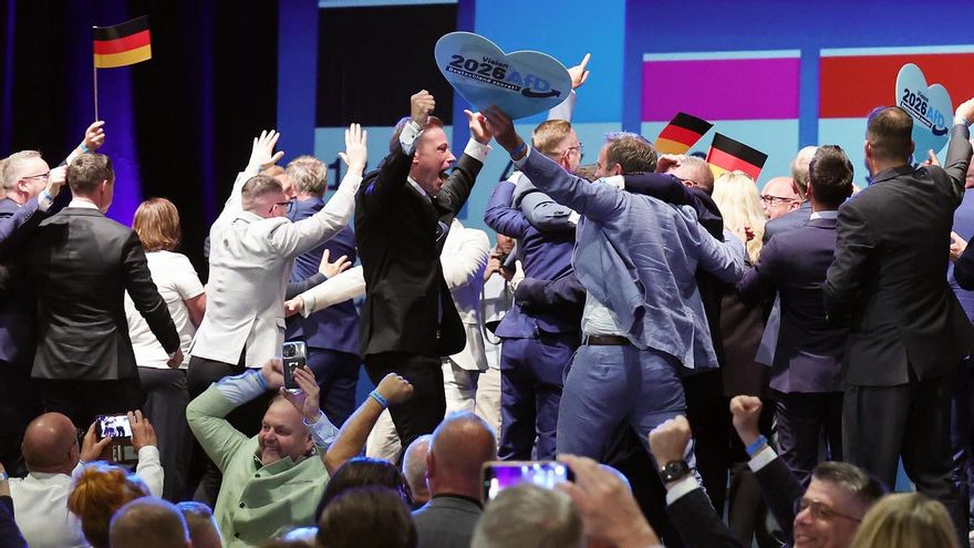 Simpatizantes del partido ultra alemán Afd celebran las encuestas a pie de urna favorables a la formación en las elecciones de Sajonia-Anhalt el 6 de septiembre.