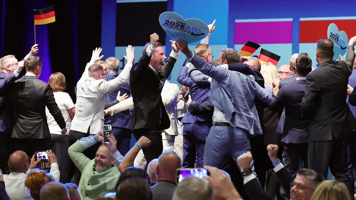 Simpatizantes del partido ultra alemán Afd celebran las encuestas a pie de urna favorables a la formación en las elecciones de Sajonia-Anhalt el 6 de septiembre.