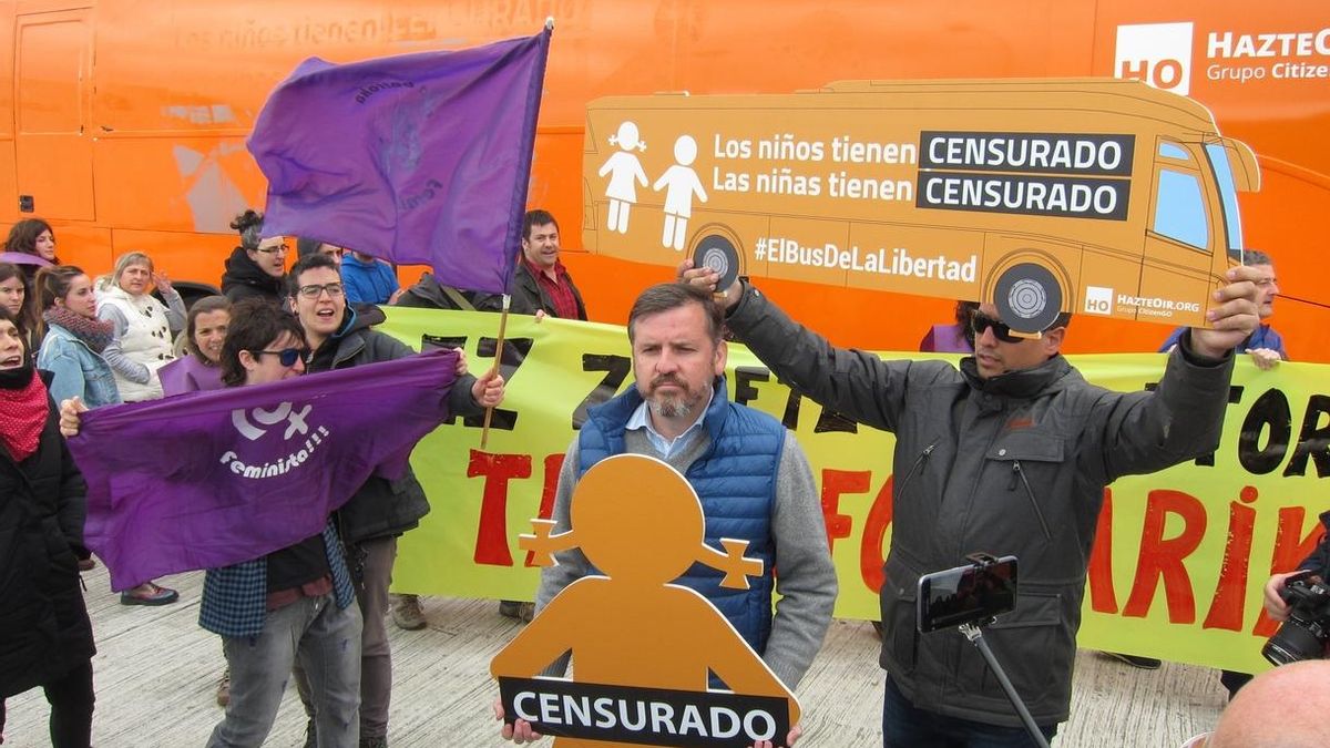 Tensión en la llegada del autobús de Hazte Oír a Pamplona, que moviliza a activistas LGTBI en protesta