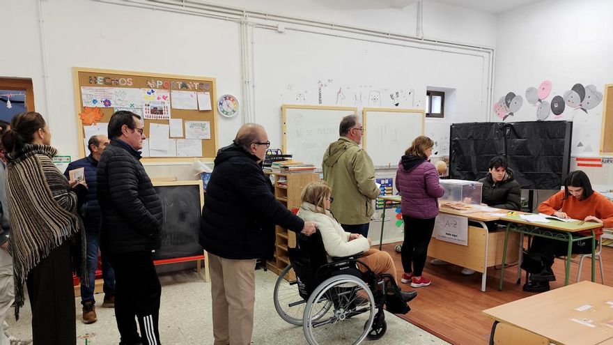 Varias personas acuden a votar en el colegio electoral ubicado en el Colegio Inés de Suárez de Plasencia, este domingo.