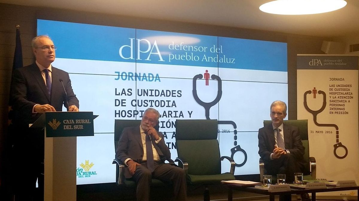 El presidente del Parlamento, el Defensor del Pueblo Andaluz y el consejero de Salud, durante la jornada