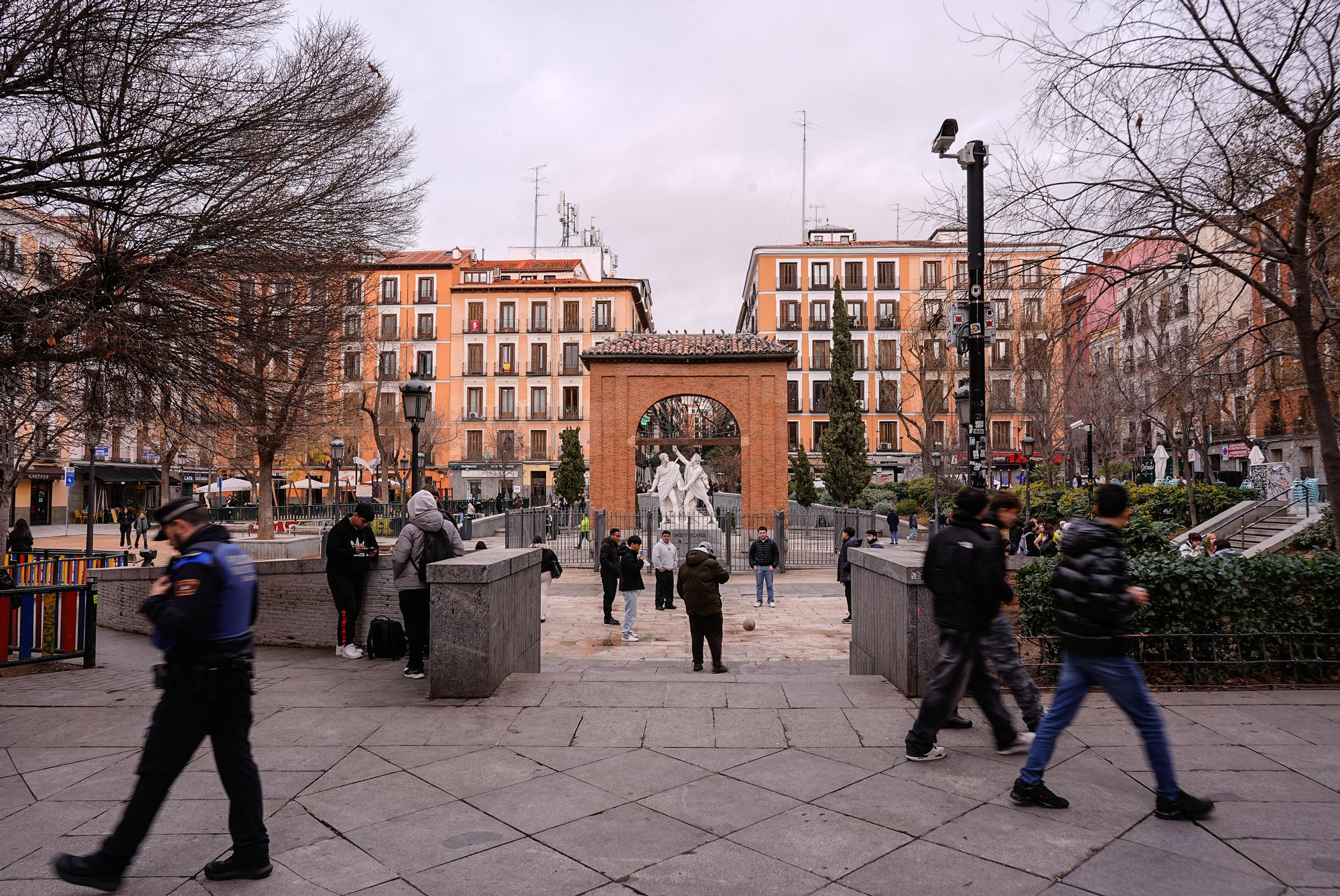 Almeida "inaugura" las cámaras de vigilancia en el Dos de Mayo