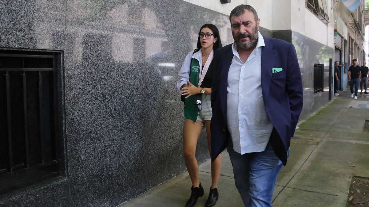 Norberto Di Próspero (Trabajadores Legislativos) ingresando a Azopardo