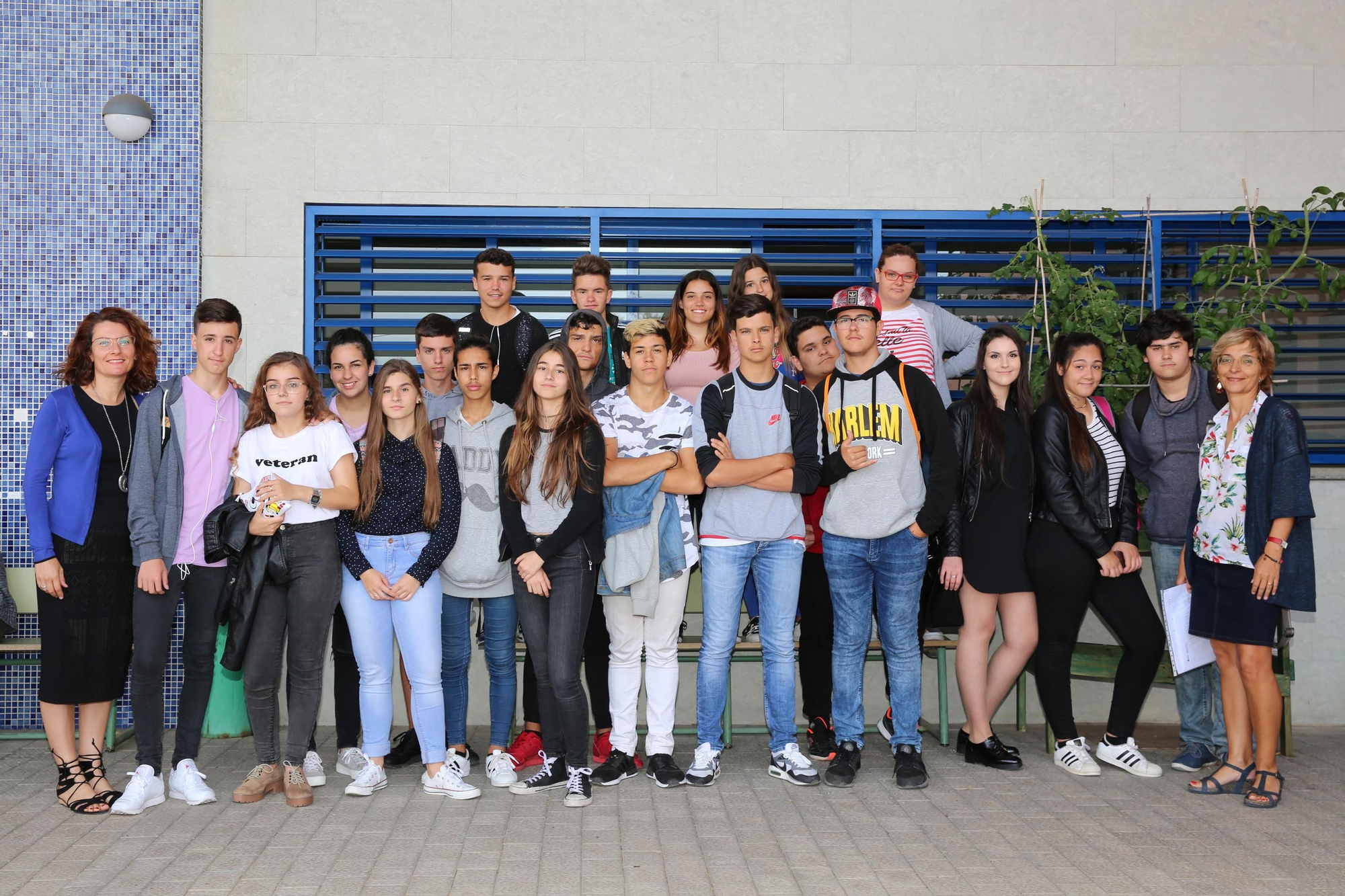 Profesoras y alumnos del IES Lila