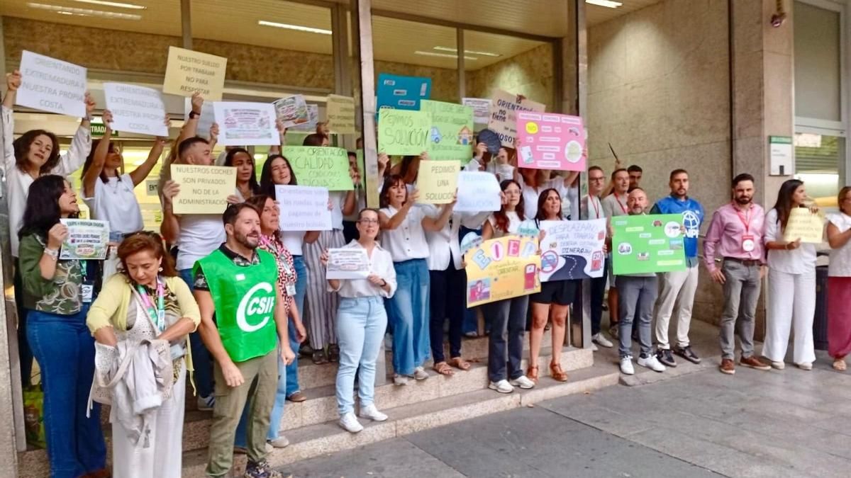 Los orientadores extremeños llevan su protesta a las puertas de Educación: “Las ruedas las estamos poniendo nosotros”