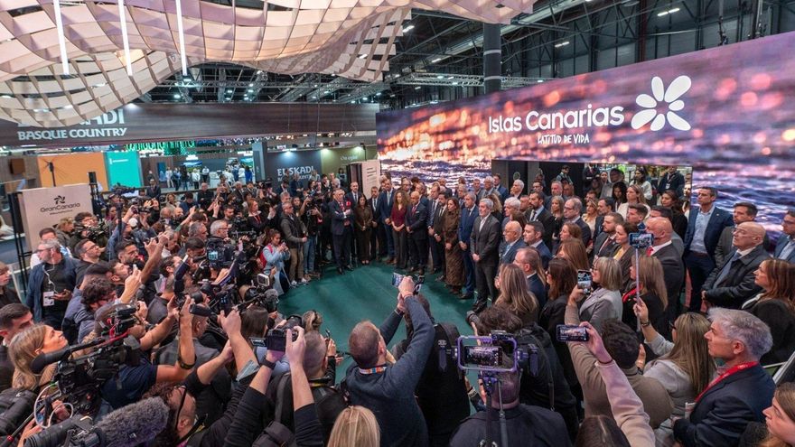 Clavijo dibuja un turismo idílico en Canarias mientras obvia todos los problemas que provocaron protestas masivas en las islas