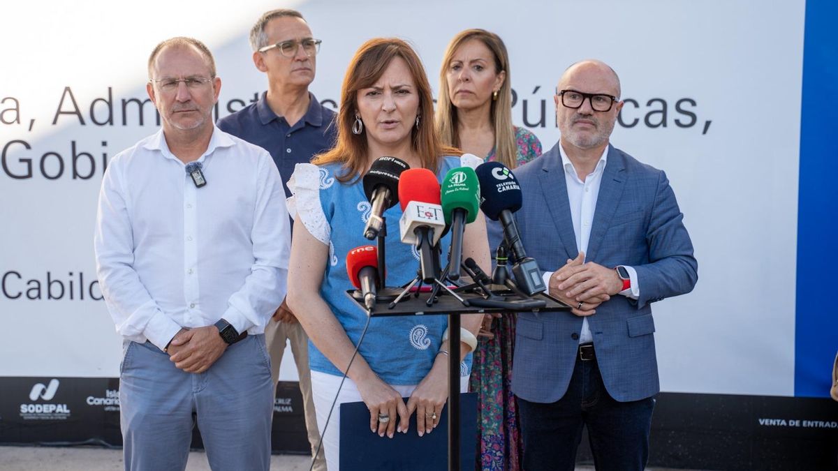 Nieves Lady Barreto  y Sergio Rodróguez, junto a otras autoridades, en la rueda de prensa en la que se ha informado sobre la adquisición de un edificio en construcción para viviendas protegidas en Los Llanos de Aridane.