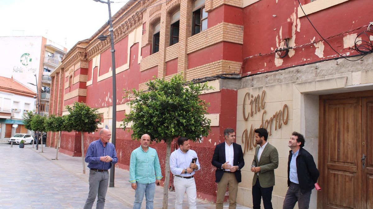 El director general de Patrimonio Cultural y el alcalde de San Pedro del Pinatar, frente al Cine Moderno.