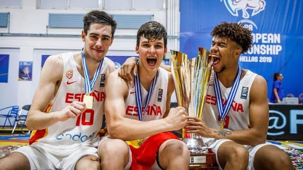 Ismael Tamba, a la derecha, tras proclamarse campeón de Europa U18