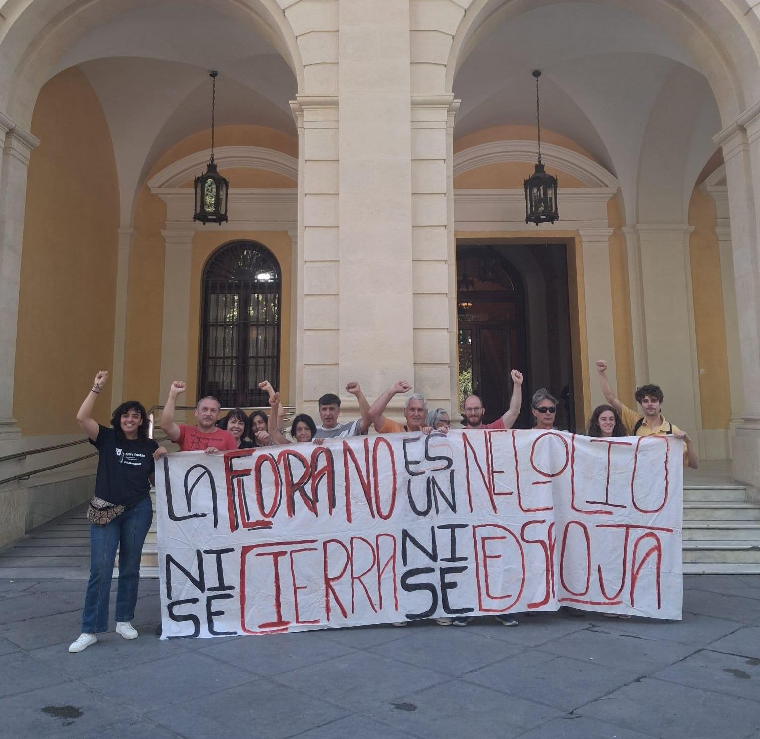 Miembros de la asamblea de la Flora Tristán y de Barrios Hartos se han concentrado este martes en el Ayuntamiento