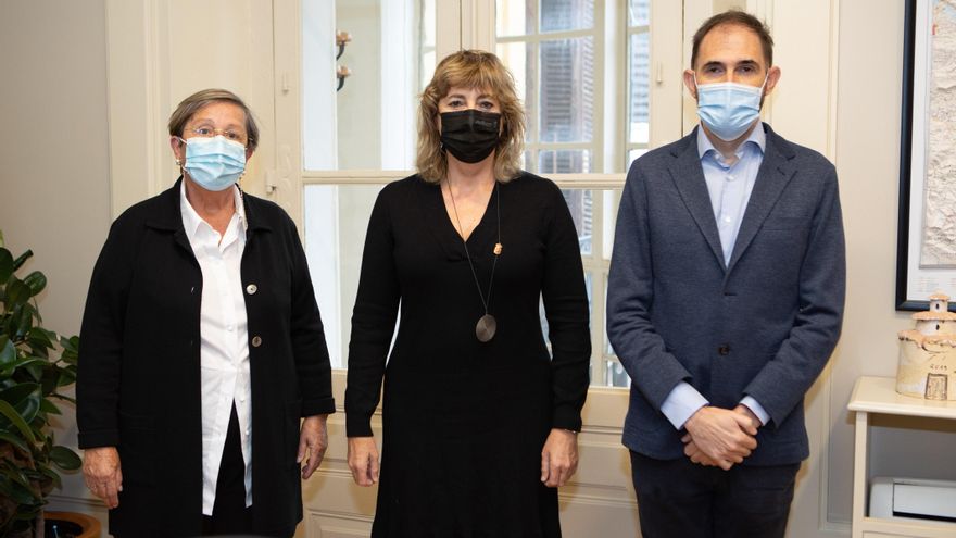 La consejera de Relaciones Ciudadanas, Ana Ollo (centro), junto al presidente de Cruz Roja Navarra, Rafael Huarte (derecha), y su vicepresidenta, Mª Ángeles Marculeta (izquierda)
