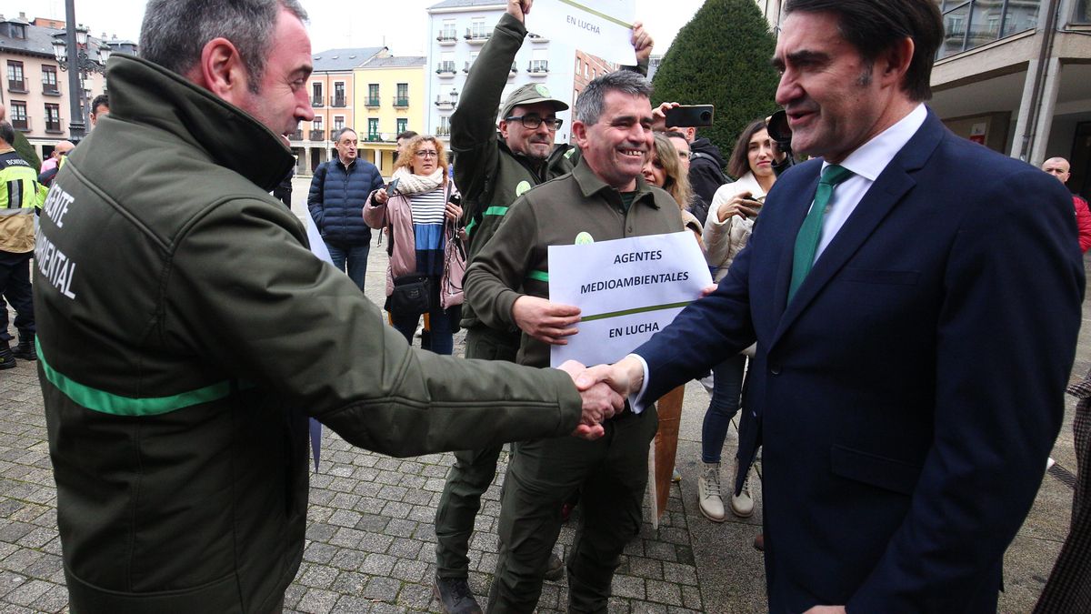 Agentes medioambientales ante el Consejero de Medio Ambiente Suárez-Quiñones.
