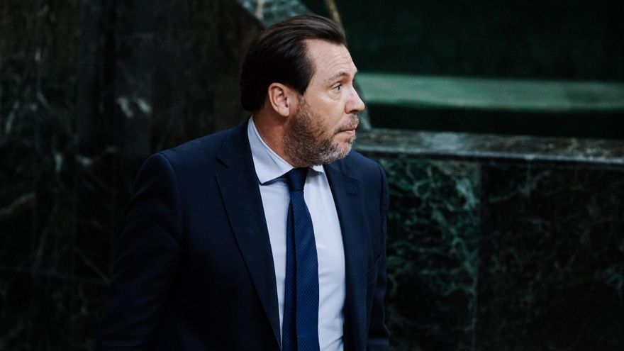 Archivo - El ministro de Transportes y Movilidad Sostenible, Óscar Puente, durante una sesión plenaria