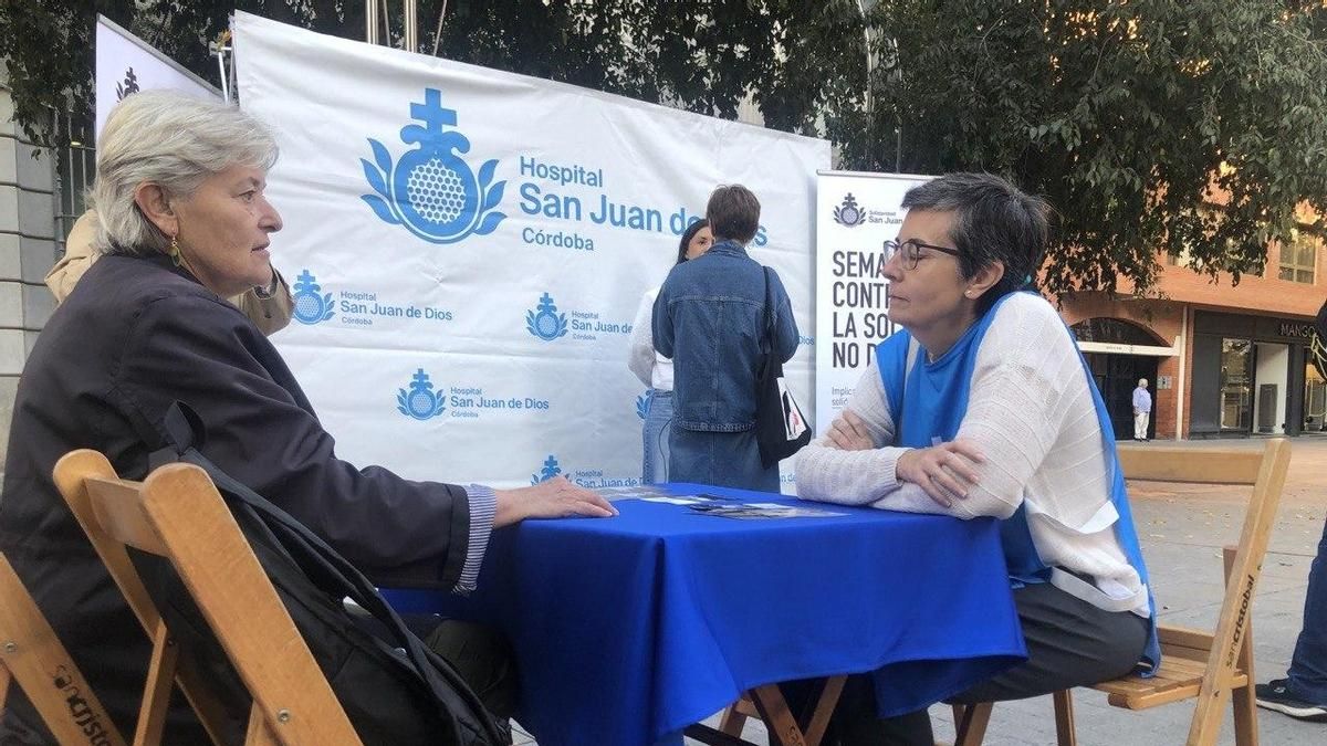 Voluntarios del San Juan de Dios, en un programa contra la soledad no deseada.