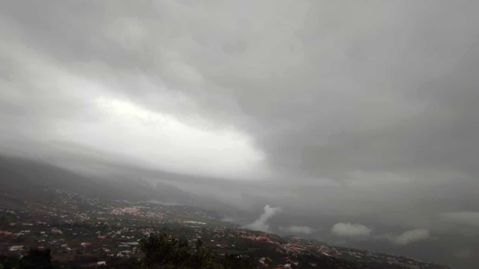La tormenta 'Hermine' este sábado sobre Las Breñas. FERNANDO BULLÓN