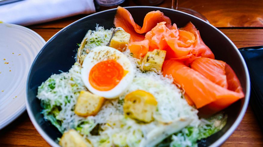 Con bacalao, trucha o salmón ahumado: una ensalada sencilla y rápida de cocinar sin complicaciones esta Navidad
