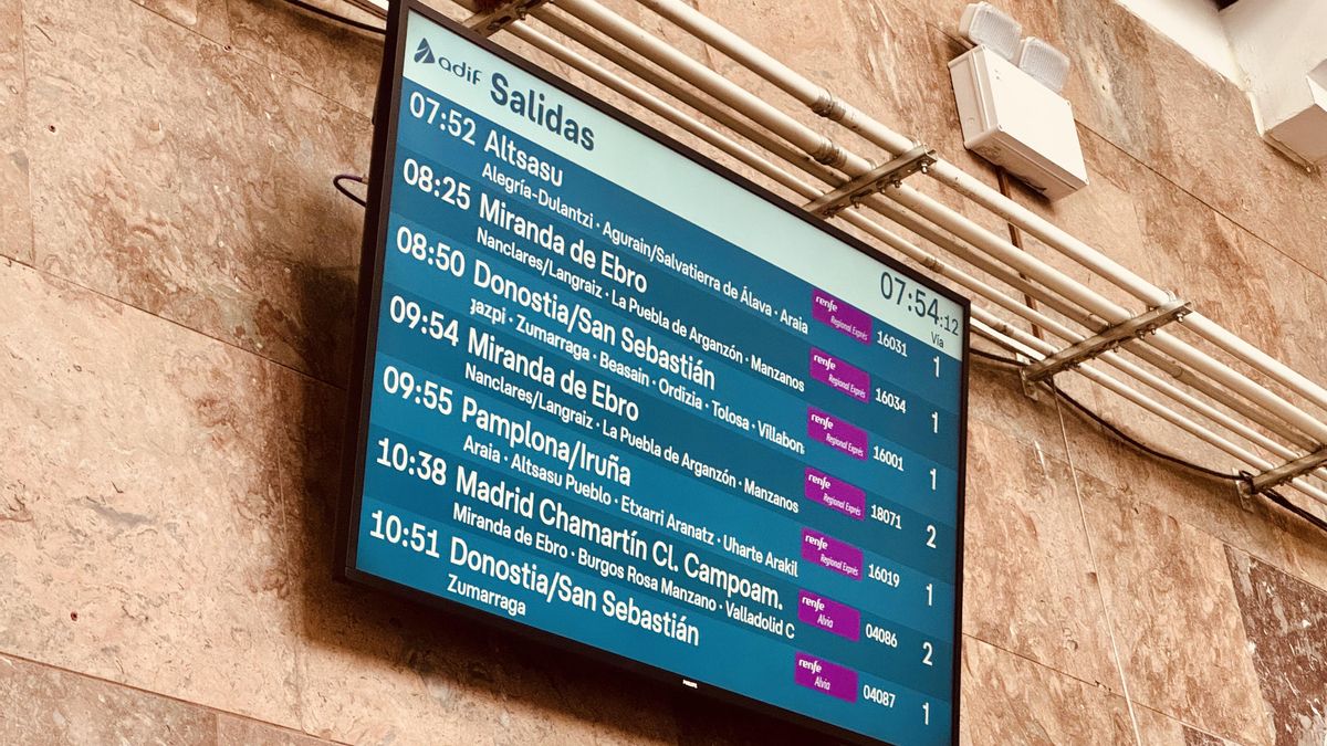 Pantalla de salidas y llegadas en la estación de Vitoria