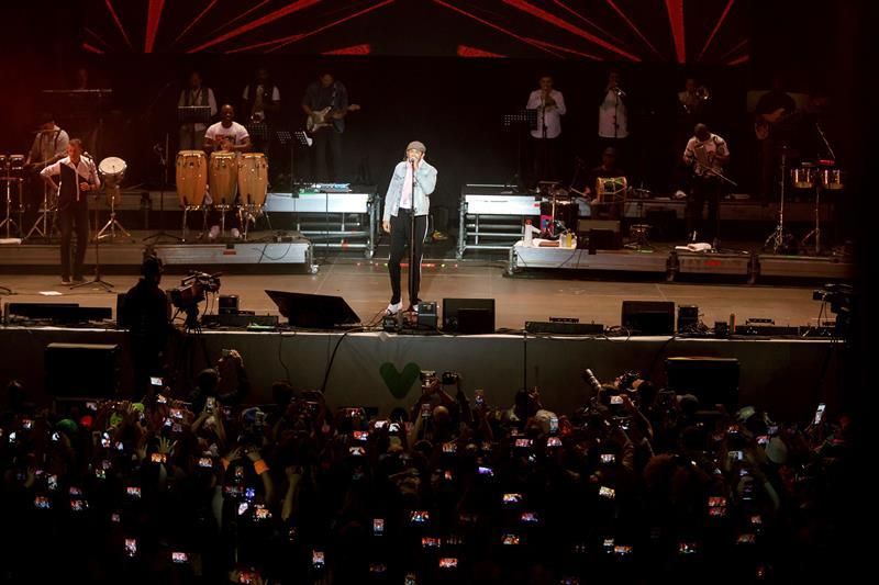 El cantante dominicano Juan Luis Guerra, durante el concierto ofrecido esta noche en el Carnaval de Santa Cruz de Tenerife