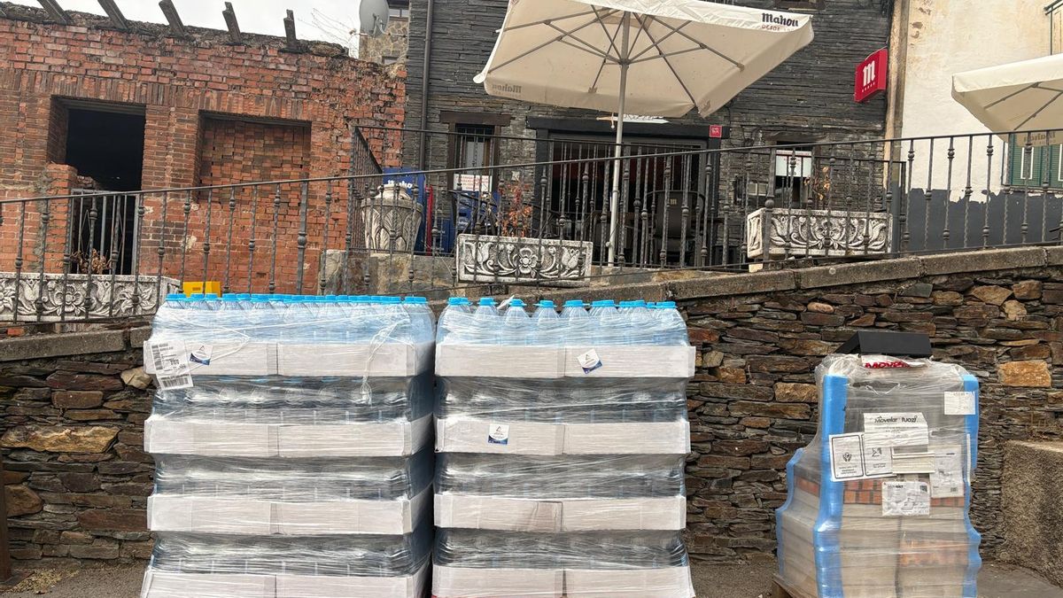 Agua embotellada llevada a Robledo de Corpes por parte de la Diputación de Guadalajara, por las averías en la red a causa del incendio de La Mierla