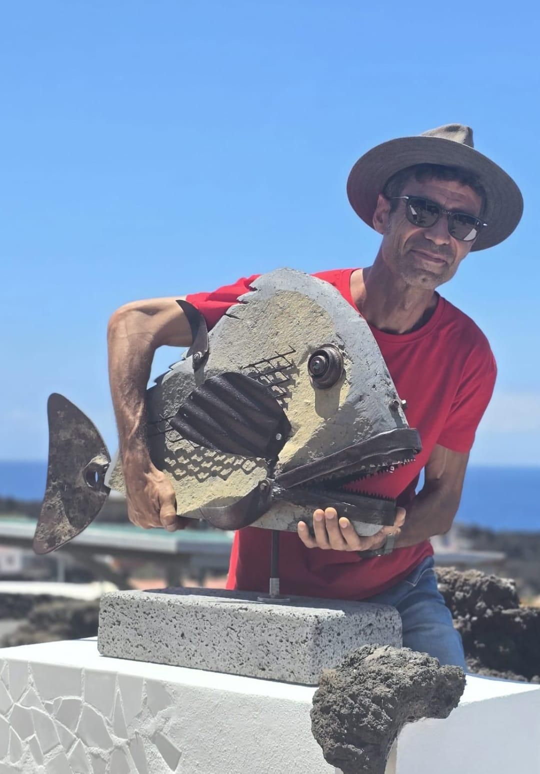 El artista Gustavo Díaz con una de sus obras.