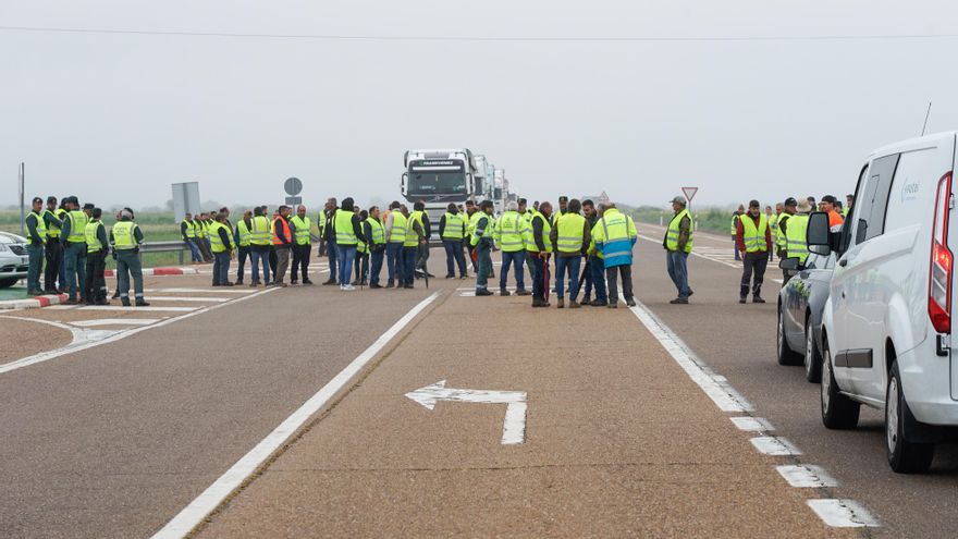 Agricultores y ganaderos se reúnen en la n-430, a 13 de febrero de 2024, en Badajoz, Extremadura