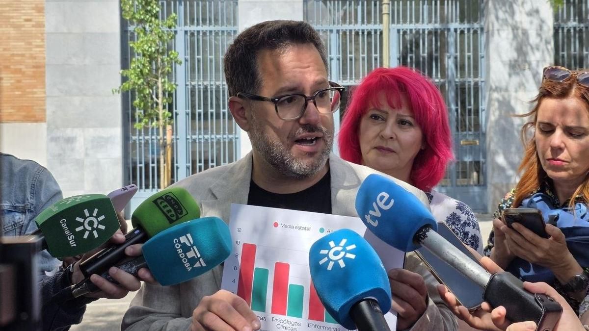 El candidato de Adelante Andalucía a la presidencia de la Junta, José Ignacio García, muestra una gráfica sobre profesionales en salud mental en la sanidad pública andaluza.
