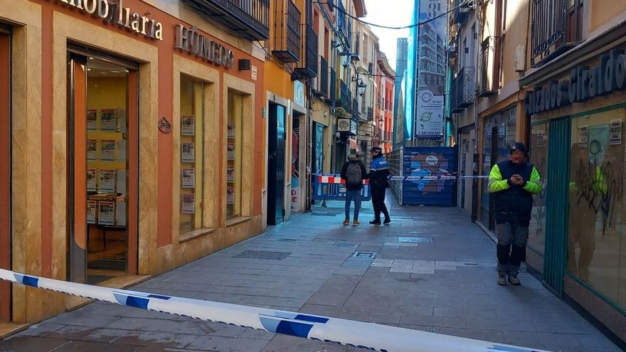 Un nuevo derrumbe corta otra vez la calle La Rúa en pleno Camino de Santiago por León