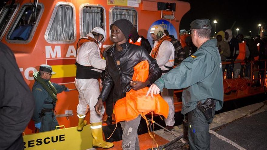 Llegan a Motril 60 inmigrantes de los rescatados por Salvamento Marítimo