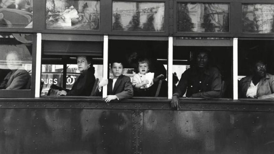 La exposición que revisita la obra cumbre del fotógrafo Robert Frank y desnuda el alma de Estados Unidos durante la posguerra