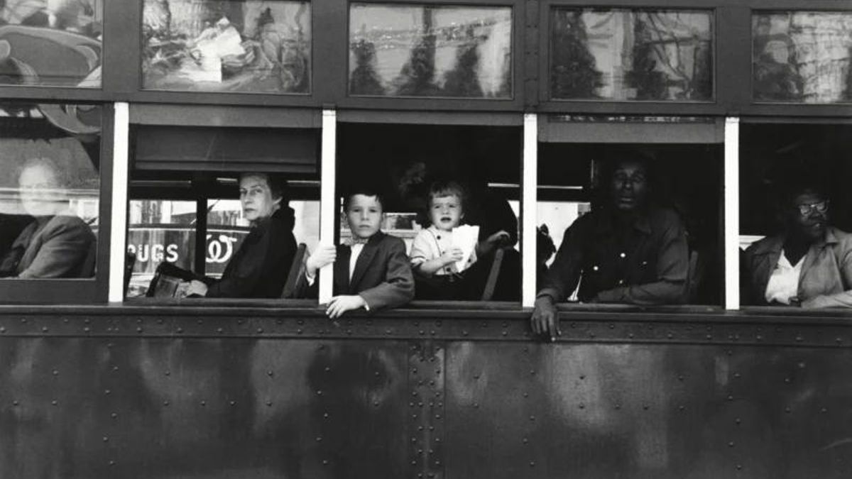 La exposición que revisita la obra cumbre del fotógrafo Robert Frank y desnuda el alma de Estados Unidos durante la posguerra