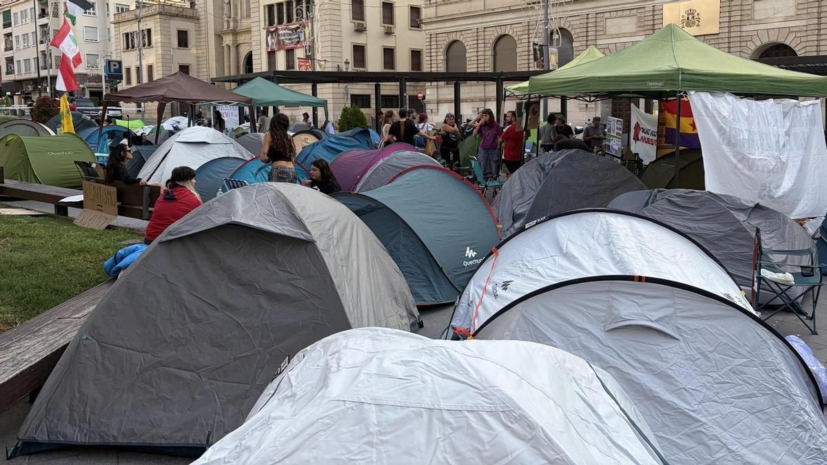 Medio centenar de tiendas en la acampada en defensa de la vivienda en Alicante