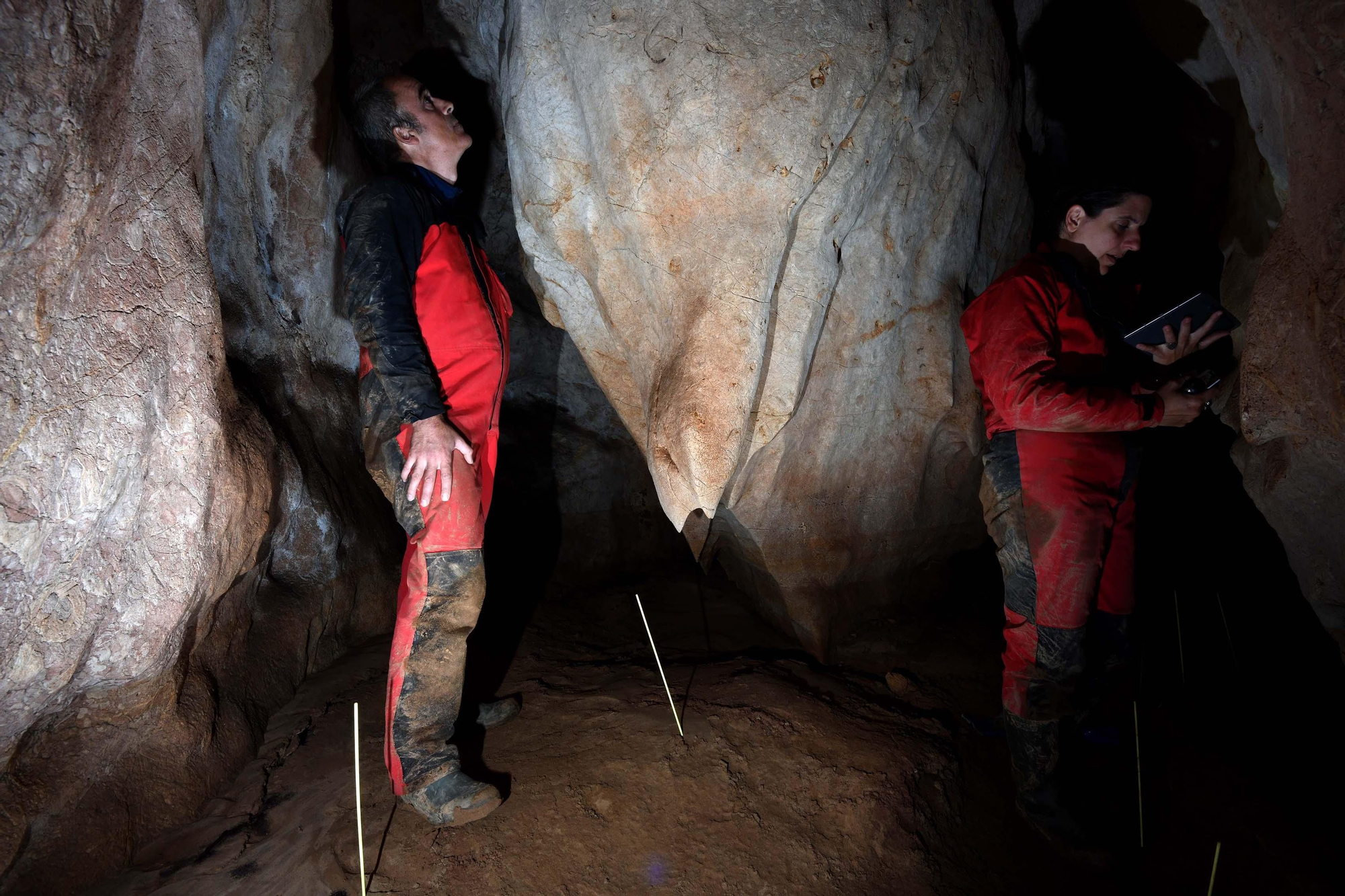 Los investigadores observan uno de los hallazgos en la cueva Alkerdi 2, en Urdax