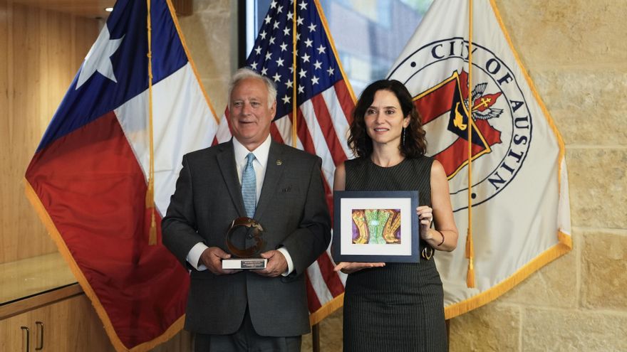 La presidenta de la Comunidad de Madrid, Isabel Díaz Ayuso, junto al alcalde de la ciudad estadounidense de Austin (Texas), Kirk Watson