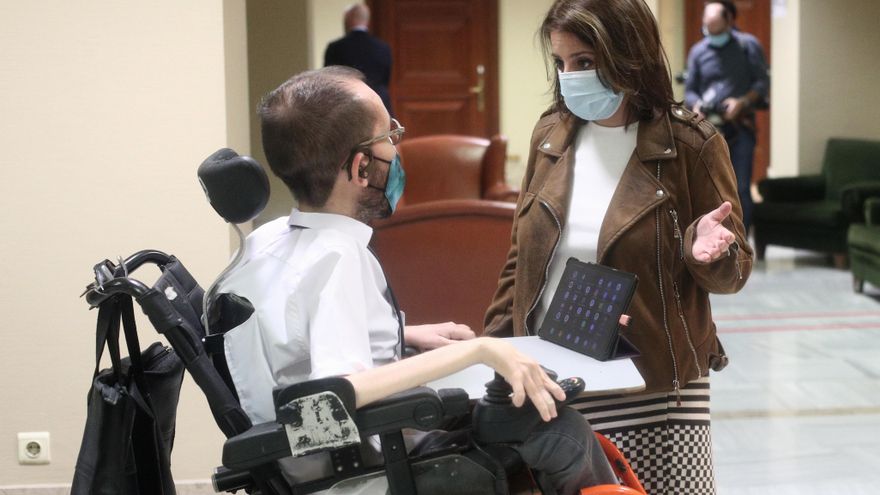 El portavoz de Unidas Podemos en el Congreso, Pablo Echenique, charla con la portavoz del PSOE, Adriana Lastra