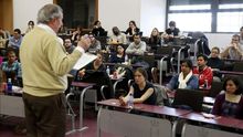 Imagen de archivo de un profesor dando clase