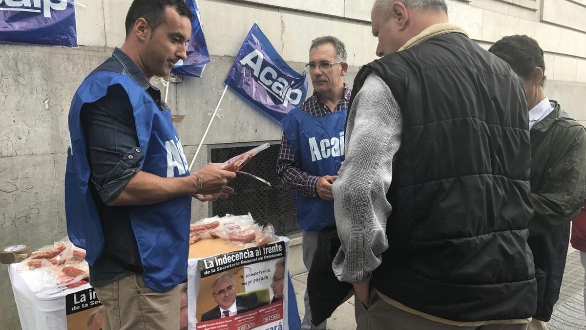 La protesta se ha llevado a cabo frente a la sede de la Delegación del Gobierno.