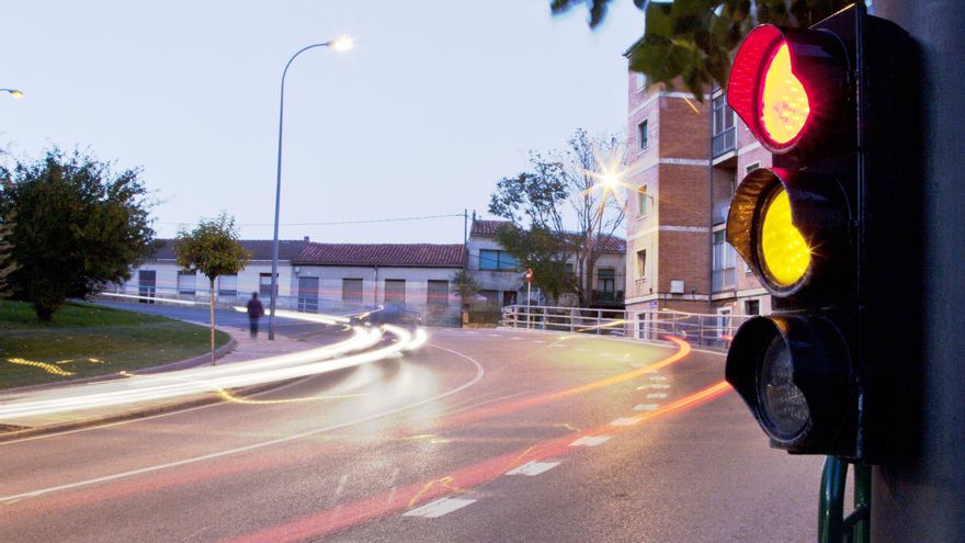 Multa y pérdida de puntos: lo que te espera si te saltas un semáforo en rojo en España