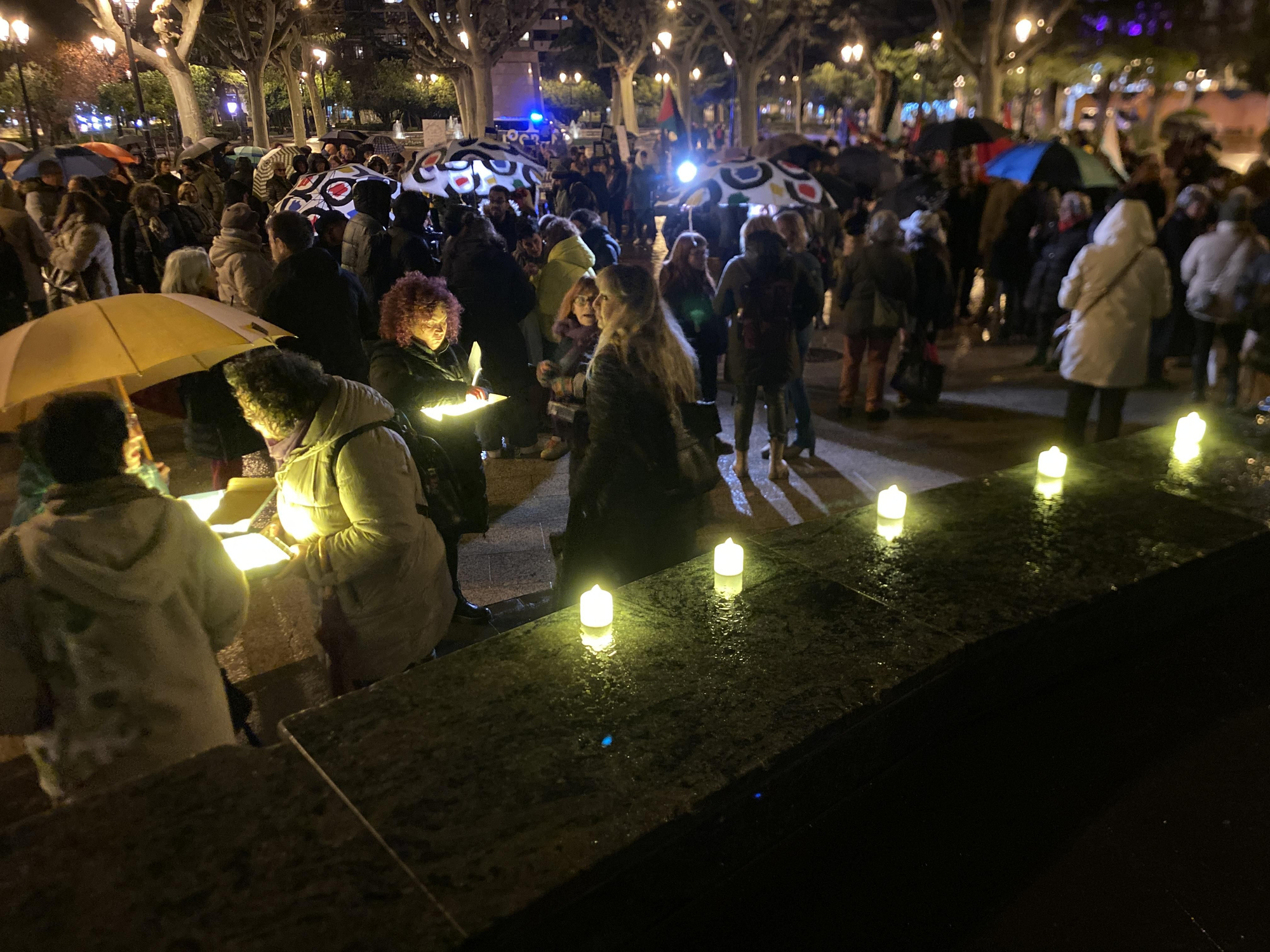La lluvia no calla el grito feminista contra la violencia de género en Logroño