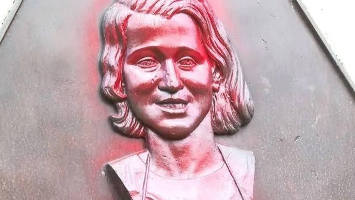 Vandalizan el monolito dedicado en Oviedo a Aida de la Fuente y a los revolucionarios de Octubre de 1934