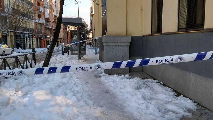 Acera por la que se accede al colegio Fernando el Católico, con precinto policial