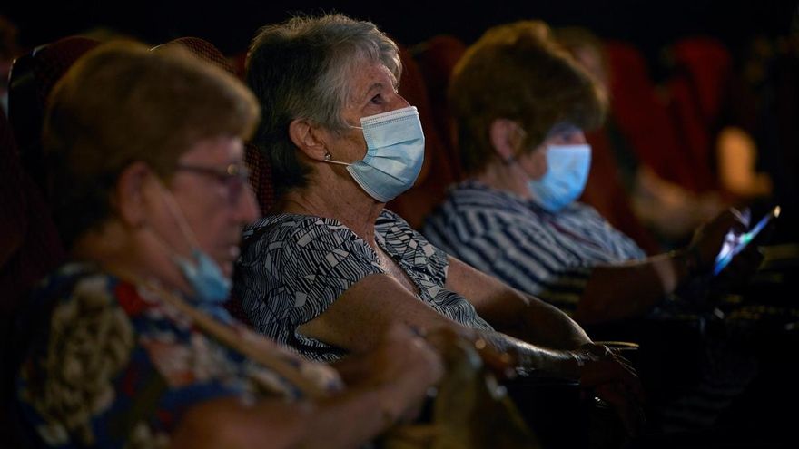 Espectadoras protegidas con mascarillas en el BCN FILM FEST.