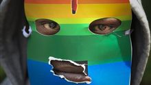 Un manifestante de Kenia se cubre con una máscara durante una concentración por la ley anti-homosexuales de Uganda.