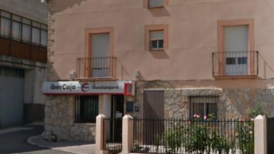 Recogen firmas contra el cierre del cajero de Ibercaja en un pueblo del Alto Tajo, en Guadalajara