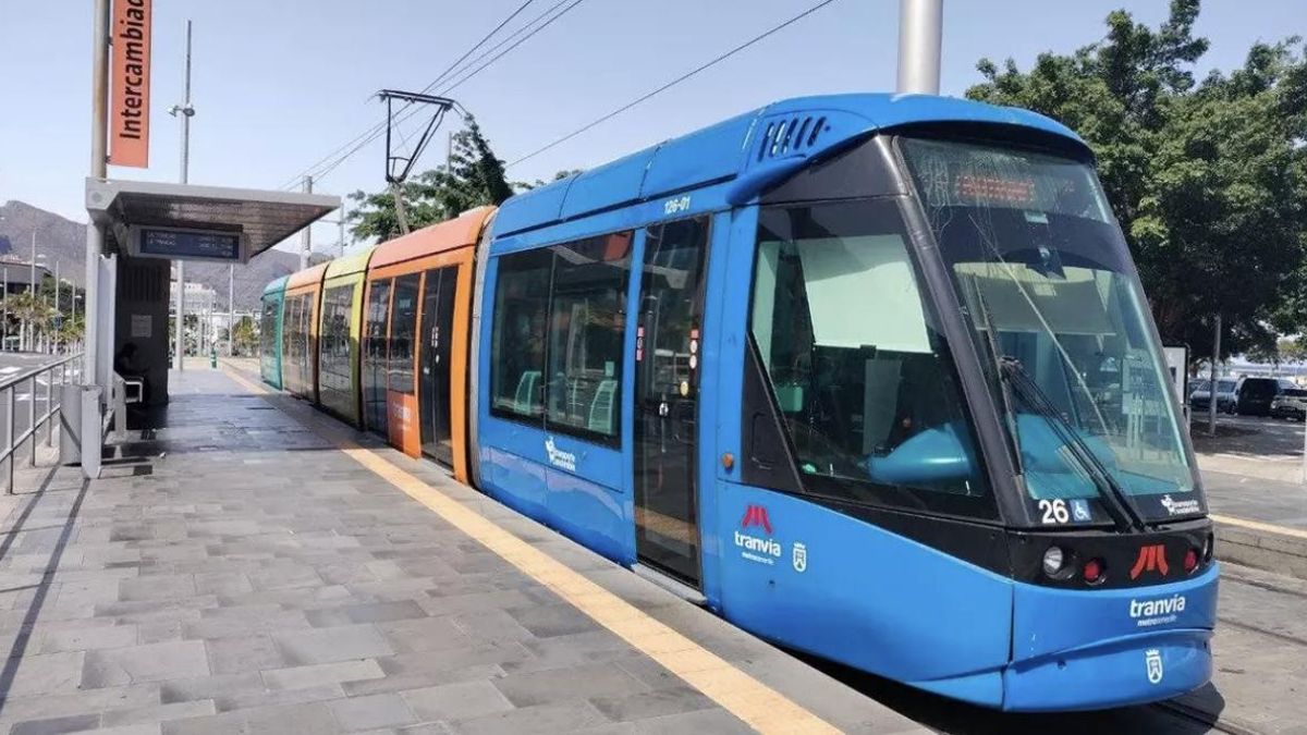 Un tranvía choca contra una guagua en Tenerife
