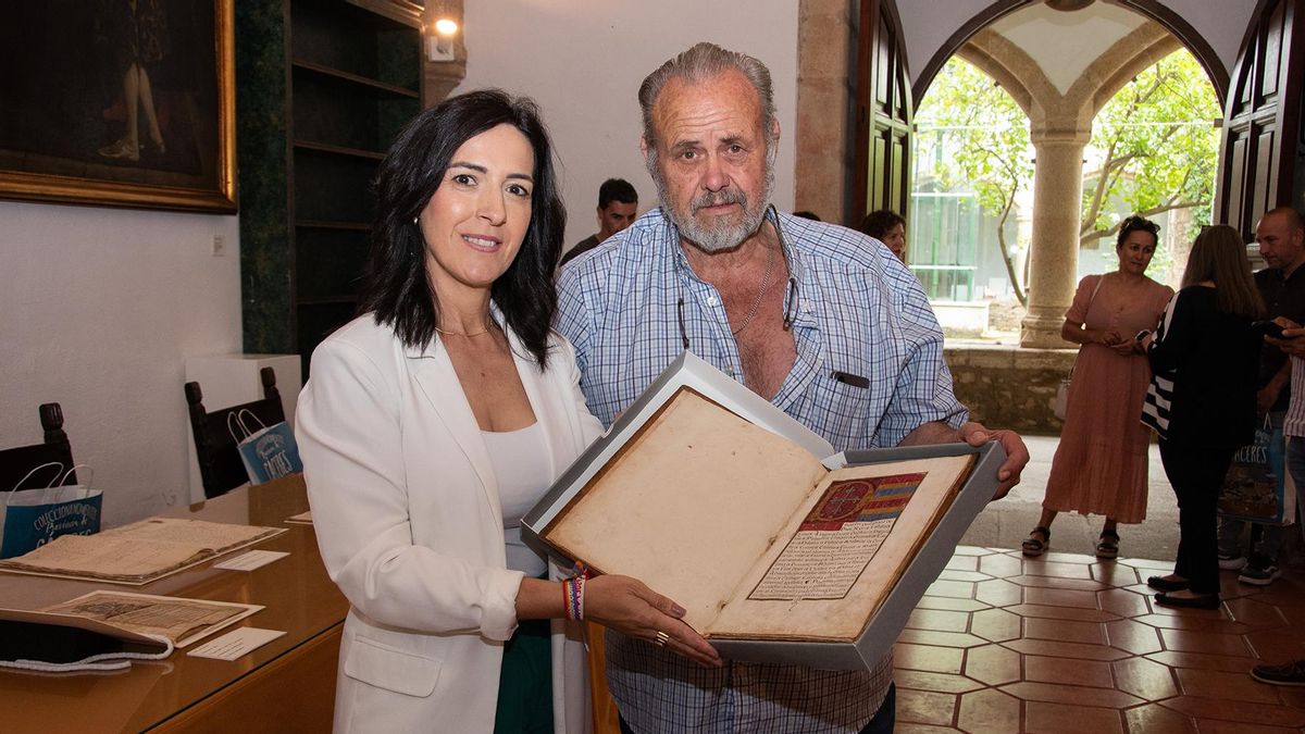 La vicepresidenta primera de la Diputación de Cáceres, Esther Gutiérrez, ha entregado 25 documentos históricos ya restaurados a los alcaldes de los municipios que han participado