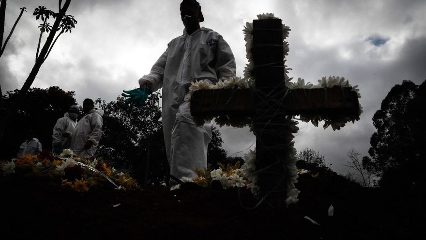 Trabajadores entierran a víctimas mortales de covid-19 en el Cementerio Vila Formosa, en Sao Paulo (Brasil). EFE/Fernando Bizerra Jr./Archivo