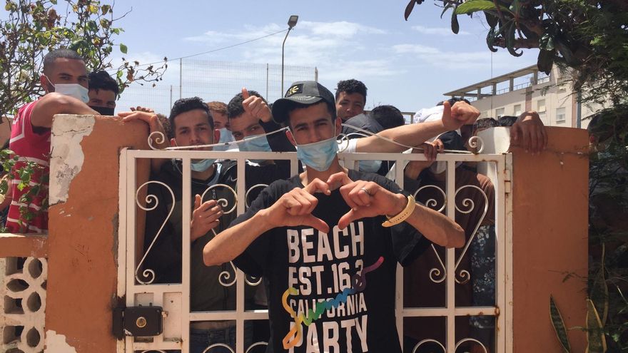 Decenas de jóvenes marroquíes esperan su turno para entrar en la casa de Sabah.