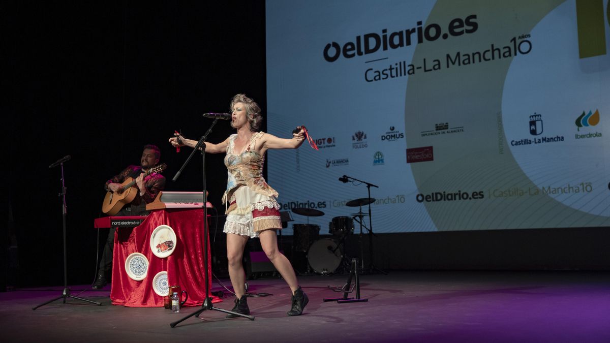 La albaceteña Karmento cerró el acto del 10 aniversario de elDiario.es Castilla-La Mancha en el Teatro de Rojas de Toledo