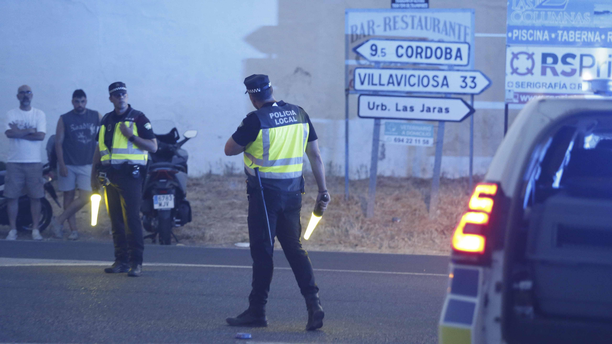 La carretera CO 3405 cortada tras el incendio forestal en Las Jaras